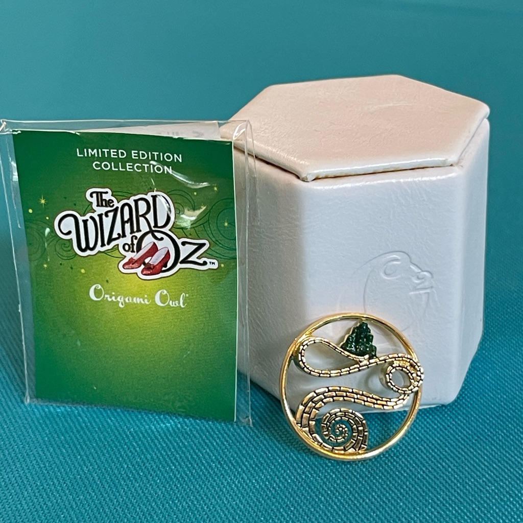 New Origami Owl Wizard Of Oz Yellow Brick Road Window Plate